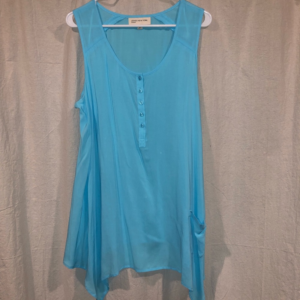 Jones New York Sport Sleeveless Tunic Blouse with front pocket. Light Blue. XL